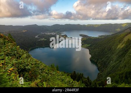 Blick auf Sete Cidades in der Nähe des Aussichtspunkts Miradouro da Grota do Inferno, Insel Sao Miguel, Azoren, Portugal, Europa Stockfoto