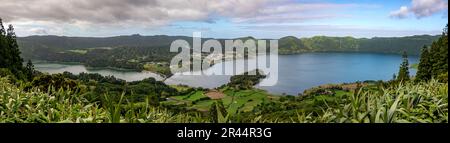 Blick auf Sete Cidades in der Nähe des Aussichtspunkts Miradouro da Grota do Inferno, Insel Sao Miguel, Azoren, Portugal, Europa Stockfoto