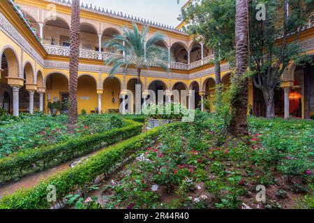 Hauptinnenhof im Palais Las Duenas (Palacio de las Duenas) - Sevilla, Andalusien, Spanien Stockfoto