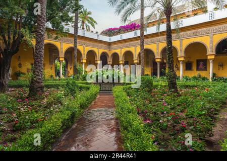 Hauptinnenhof im Palais Las Duenas (Palacio de las Duenas) - Sevilla, Andalusien, Spanien Stockfoto