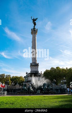 Säule und Brunnen, „Colonne des Girondins“ (Denkmal der Girondins) auf dem Platz „Place des Quinconces“ im Stadtzentrum. Gebäude registriert als Stockfoto