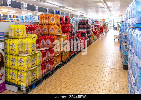 Fossano, Italien - 2023. Mai 21: Paletten mit alkoholfreien Getränken in Plastikflaschen, verpackt in Körben mit Plastikfolie in LIDL Discount Store Aisle Stockfoto