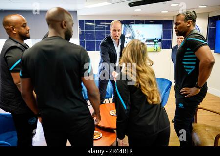 Der Prinz von Wales während eines Besuchs in der Loftus Road, der Heimat der Queens Park Rangers in West-London, vor dem sechsten Jahrestag des Feuers im Grenfell Tower, um zu erfahren, wie der Club unmittelbar nach dem Brand und in den Jahren seit dem Brand unschätzbare Unterstützung geleistet hat, Und treffen Sie einige der betroffenen Gemeinschaften, mit denen sie zusammengearbeitet haben. Foto: Freitag, 26. Mai 2023. Stockfoto