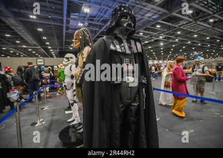 London UK. Am 26. Mai 2023 wird Ein Darth Vader-Modell aus der Star Wars-Filmserie ausgestellt. Die MCM Comic con Convention konzentriert sich auf Videospiele, Science-Fiction, Cosplay und populäre Medien und findet ab dem 26-28. Mai drei Tage lang im Excel Center in London Docklands Credit: amer ghazzal/Alamy Live News statt Stockfoto