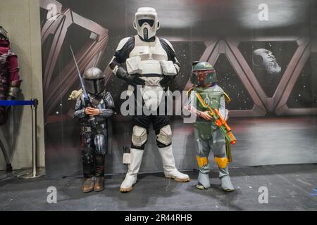 London UK. 26. Mai 2023 zwei kleine Kinder in Star Wars-Figuren posieren mit einem Stormtrooper. Die MCM Comic con Convention konzentriert sich auf Videospiele, Science-Fiction, Cosplay und populäre Medien und findet ab dem 26-28. Mai drei Tage lang im Excel Center in London Docklands Credit: amer ghazzal/Alamy Live News statt Stockfoto