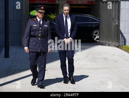 Garda Commissioner Drew Harris (links) und Justizminister Simon Harris kommen zu einer Zeremonie zur Auszeichnung verstorbener, pensionierter und diensthabender Mitglieder einer Garda Siochana mit Tapferkeitsmedaillen im Walter Scott House, Military Road, Dublin. Foto: Freitag, 26. Mai 2023. Stockfoto