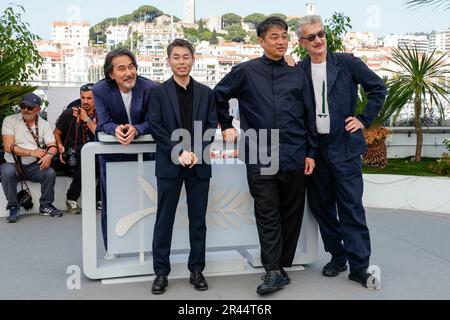 Cannes, Frankreich. 26. Mai 2023. Koji Yakusho, Koji Yanai, Takuma Takasaki und Wim Wenders posieren beim Fotoanruf „Perfect Days“ während des Filmfestivals 76. in Cannes am 26. Mai 2023 im Palais des Festivals in Cannes, Frankreich. Kredit: dpa/Alamy Live News Stockfoto