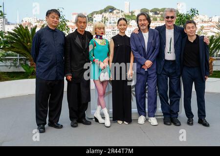 Cannes, Frankreich. 26. Mai 2023. Takuma Takasaki, Min Tanaka, Aoi Yamada, Arisa Nakano, Koji Yakusho, Wim Wenders und Koji Yanai posieren beim Fotogespräch „Perfect Days“ während des Filmfestivals 76. in Cannes am 26. Mai 2023 im Palais des Festivals in Cannes, Frankreich. Kredit: dpa/Alamy Live News Stockfoto