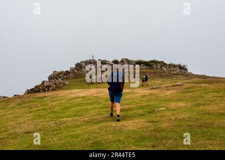 Pyrenäen, Frankreich - 28. Juli 2022: Pilger entlang des Camino de Santiago. Pfad des St. James in der Nähe der Statue der Jungfrau Maria auf der obersten mou Stockfoto