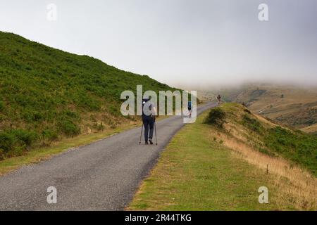 Pilger entlang des Camino de Santiago. Der Weg des Heiligen Jakobus in den französischen Pyrenäen Stockfoto