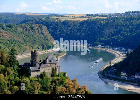 Deutschland, Sankt Goar, Rheinland-Pfalz: Dürre führt zum Absinken des Rheinwasserspiegels am 16. August 2022. Im Vordergrund, das Schloss von R. Stockfoto