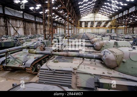 Belgien, Tournai, 02. Februar 2023: Lagerhäuser des Unternehmens OIP Sensor Systems, Eigentümer von etwa 50 stillgelegten Leopard 1-Tanks, die von der gekauft wurden Stockfoto