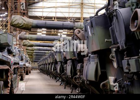 Belgien, Tournai, 02. Februar 2023: Lagerhäuser des Unternehmens OIP Sensor Systems, Eigentümer von etwa 50 stillgelegten Leopard 1-Tanks, die von der gekauft wurden Stockfoto