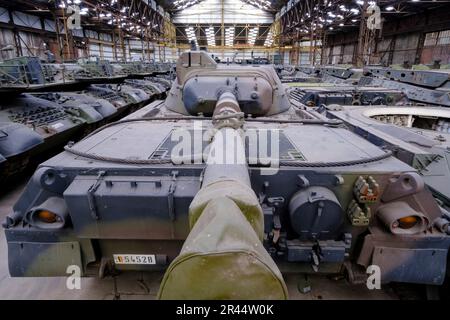 Belgien, Tournai, 02. Februar 2023: Lagerhäuser des Unternehmens OIP Sensor Systems, Eigentümer von etwa 50 stillgelegten Leopard 1-Tanks, die von der gekauft wurden Stockfoto