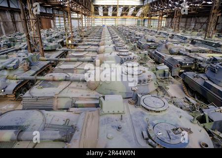 Belgien, Tournai, 02. Februar 2023: Lagerhäuser des Unternehmens OIP Sensor Systems, Eigentümer von etwa 50 stillgelegten Leopard 1-Tanks, die von der gekauft wurden Stockfoto