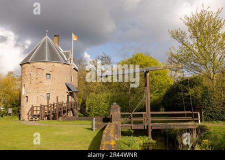 LISSE, NIEDERLANDE - 25. April 2023: Das Haus Dever in Lisse ist ein mittelalterliches Haus, das im 14. Jahrhundert von Reinier Dever erbaut wurde. Das alte Gebäude schon Stockfoto