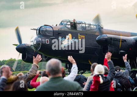 Avro Lancaster Just Jane während des Battle of Britain Memorial Flight anlässlich des 80. Jahrestags der Operation Chastise, Lincolnshire Aviation Stockfoto