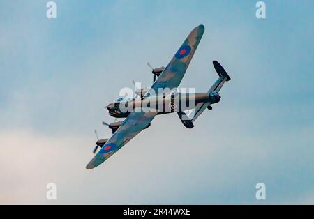Battle of Britain Memorial Flight anlässlich des 80. Jahrestags der Operation Chastise. Ein Avro Lancaster, der über Lincolnshire Aviation Herit fliegt Stockfoto