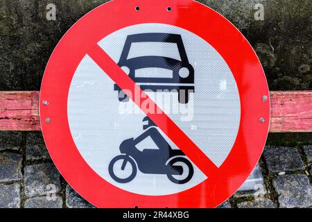 Stavanger, Rogaland, Norwegen, Mai 19 2023, Straßenverkehrsschild, das den Zugang zu Kraftfahrzeugen und Motorrädern verbietet Nahaufnahme ohne Personen Stockfoto