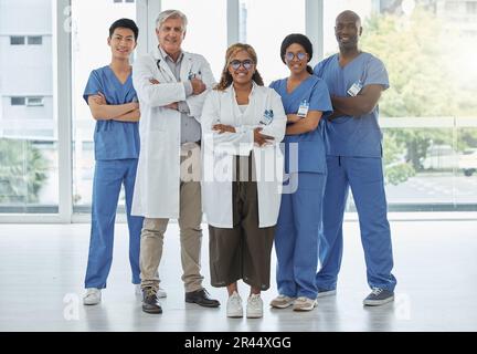 Führungsportrait, Ärzte und Krankenschwestern mit gekreuzten Armen stehen im Krankenhaus zusammen. Gesicht, Teamarbeit und selbstbewusste Mediziner, Gruppe oder Stockfoto