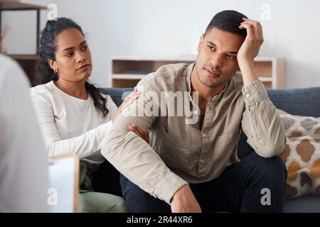 Ein Paar auf der Couch, Therapie und Eheberatung, Unterstützung und Liebe für Beziehungsberatung zusammen. Stress, Mann und Frau mit Therapeuten Stockfoto