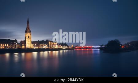 Eine bekannte Aussicht auf den Fluss Tay zur St. Matthew's Church of Scotland und die roten und blauen Lichter auf der Smeaton's Bridge. Stockfoto