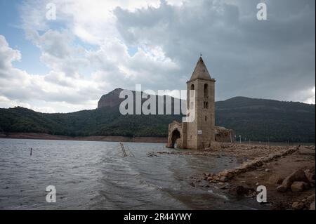 Fotografie der Kirche mit Glockenturm im Sau Reservoir Stockfoto