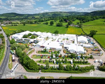 Hay Festival, Hay on Wye, Wales, Großbritannien – Freitag, 26. Mai 2023 – der Veranstaltungsort des Hay Festival am zweiten Tag dieses Jahres aus der Vogelperspektive. Das Hay Festival zieht führende Autoren, Dichter, Akademiker und Berühmtheiten an. Foto Steven May/Alamy Live News Stockfoto