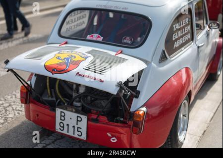 Detail des Motors im Heck eines klassischen europäischen Sportwagens, Fiat Abarth 1000 Stockfoto