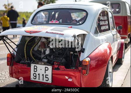 Detail des Motors im Heck eines klassischen europäischen Sportwagens, Fiat Abarth 1000 Stockfoto