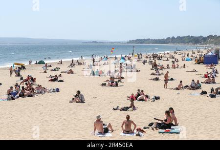 Bournemouth, Großbritannien. 26. Mai 2023 Die Leute strömten vor dem Frühjahrswochenende mit warmen und sonnigen Wettervorhersagen zum Strand in Bournemouth, Dorset. Kredit: Richard Crease/Alamy Live News Stockfoto