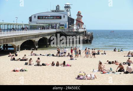 Bournemouth, Großbritannien. 26. Mai 2023 Die Leute strömten vor dem Frühjahrswochenende mit warmen und sonnigen Wettervorhersagen zum Strand in Bournemouth, Dorset. Kredit: Richard Crease/Alamy Live News Stockfoto