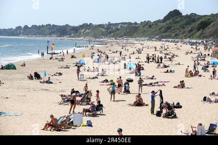 Bournemouth, Großbritannien. 26. Mai 2023 Die Leute strömten vor dem Frühjahrswochenende mit warmen und sonnigen Wettervorhersagen zum Strand in Bournemouth, Dorset. Kredit: Richard Crease/Alamy Live News Stockfoto