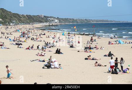 Bournemouth, Großbritannien. 26. Mai 2023 Die Leute strömten vor dem Frühjahrswochenende mit warmen und sonnigen Wettervorhersagen zum Strand in Bournemouth, Dorset. Kredit: Richard Crease/Alamy Live News Stockfoto