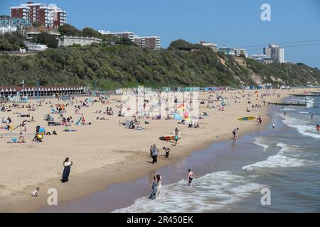 Bournemouth, Großbritannien. 26. Mai 2023 Die Leute strömten vor dem Frühjahrswochenende mit warmen und sonnigen Wettervorhersagen zum Strand in Bournemouth, Dorset. Kredit: Richard Crease/Alamy Live News Stockfoto
