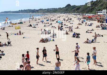 Bournemouth, Großbritannien. 26. Mai 2023 Die Leute strömten vor dem Frühjahrswochenende mit warmen und sonnigen Wettervorhersagen zum Strand in Bournemouth, Dorset. Kredit: Richard Crease/Alamy Live News Stockfoto
