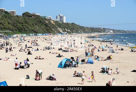 Bournemouth, Großbritannien. 26. Mai 2023 Die Leute strömten vor dem Frühjahrswochenende mit warmen und sonnigen Wettervorhersagen zum Strand in Bournemouth, Dorset. Kredit: Richard Crease/Alamy Live News Stockfoto