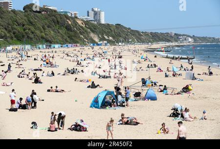 Bournemouth, Großbritannien. 26. Mai 2023 Die Leute strömten vor dem Frühjahrswochenende mit warmen und sonnigen Wettervorhersagen zum Strand in Bournemouth, Dorset. Kredit: Richard Crease/Alamy Live News Stockfoto