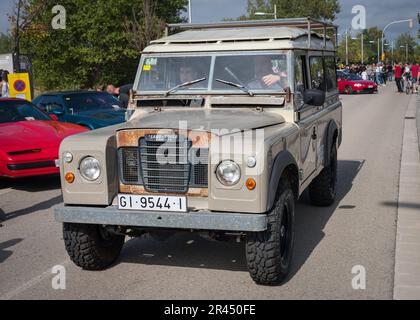 Vorderansicht eines klassischen englischen SUV, des berühmten spanischen Land Rover Santana Serie III, hellbraun und rostig Stockfoto