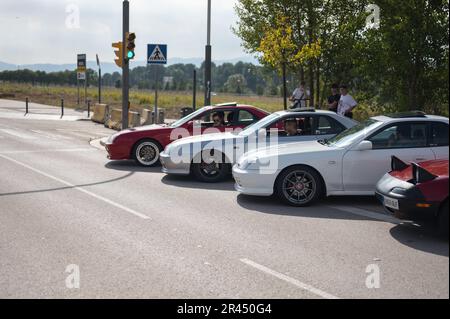 Treffen von Freunden auf der Straße mit dem abgestimmten Honda Prelude der fünften Generation Stockfoto