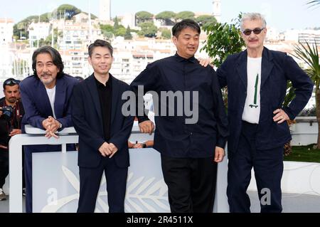 Koji Yakusho, Koji Yanai, Takuma Takasaki und Wim Wenders beim Photocall zum Kinofilm 'Perfect Days' auf dem Festival de Cannes 2023 / 76. Internationale Filmfestspiele von Cannes am Palais des Festivals. Cannes, 26.05.2023 Stockfoto