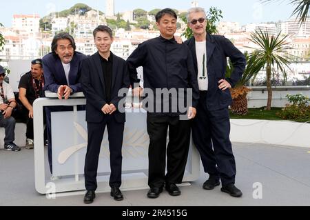 Koji Yakusho, Koji Yanai, Takuma Takasaki und Wim Wenders beim Photocall zum Kinofilm 'Perfect Days' auf dem Festival de Cannes 2023 / 76. Internationale Filmfestspiele von Cannes am Palais des Festivals. Cannes, 26.05.2023 Stockfoto