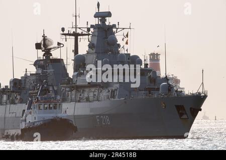 Gdynia, Polen. 26. Mai 2023 Fregatte der deutschen Brandenburger Klasse FGS Mecklenburg Vorpommern F218, Teil der ständigen NATO-Seeschifffahrtsgruppe One SNMG1, kam im Hafen von Gdynia an © Wojciech Strozyk / Alamy Live News Stockfoto