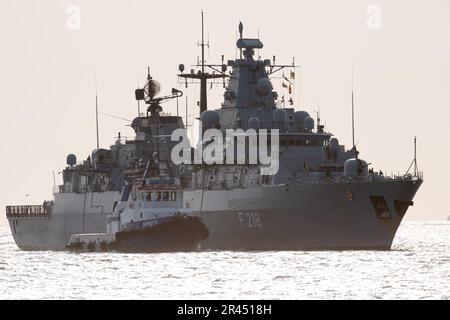 Gdynia, Polen. 26. Mai 2023 Fregatte der deutschen Brandenburger Klasse FGS Mecklenburg Vorpommern F218, Teil der ständigen NATO-Seeschifffahrtsgruppe One SNMG1, kam im Hafen von Gdynia an © Wojciech Strozyk / Alamy Live News Stockfoto