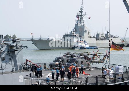 Gdynia, Polen. 26. Mai 2023 Die deutsche Fregatte der Brandenburger Klasse FGS Mecklenburg Vorpommern F218 und die spanische Fregatte der Alvaro de Bazan Klasse ESPS Alvaro De Bazan F101, Teil der ständigen NATO Maritime Group One SNMG1, kamen im Hafen von Gdynia an © Wojciech Strozyk / Alamy Live News Stockfoto