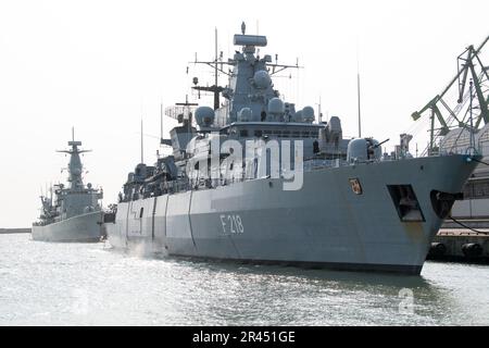 Gdynia, Polen. 26. Mai 2023 Fregatte der deutschen Brandenburger Klasse FGS Mecklenburg Vorpommern F218, Teil der ständigen NATO-Seeschifffahrtsgruppe One SNMG1, kam im Hafen von Gdynia an © Wojciech Strozyk / Alamy Live News Stockfoto