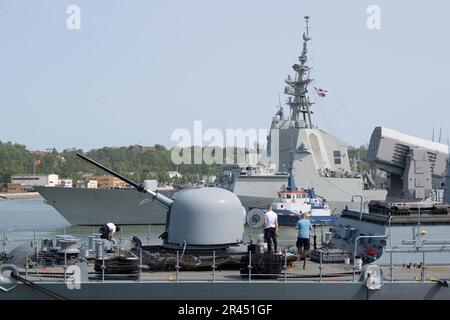 Gdynia, Polen. 26. Mai 2023 Die deutsche Fregatte der Brandenburger Klasse FGS Mecklenburg Vorpommern F218 und die spanische Fregatte der Alvaro de Bazan Klasse ESPS Alvaro De Bazan F101, Teil der ständigen NATO Maritime Group One SNMG1, kamen im Hafen von Gdynia an © Wojciech Strozyk / Alamy Live News Stockfoto