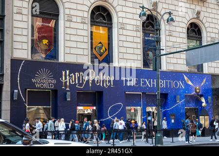 Die Harry Potter Ausstellung wurde im Mai 2023 auf der W. 34. St. in Midtown Manhattan, New York City, USA, für die Öffentlichkeit eröffnet Stockfoto