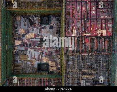 Ein Luftblick von oben auf eine geschäftige Baustelle in Wuhan, China während des Tages Stockfoto