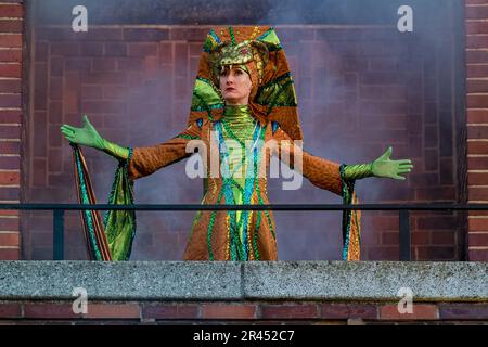 25. Mai 2023, Brandenburg, Burg (Spreewald): Schauspielerin Mira Walerych-Szary (Schlangenkönigin Kralowka) steht während einer Fotoprobe für eine Darbietung einer Wendischer Geschichte für den Spreewald Sagennacht auf der Freiluftbühne des Bismarck Tower in Burg (Spreewald). Die Premiere findet am 27. Mai statt; andere Vorstellungen finden am 28. Und 29. Mai statt. Am Ende jeder Veranstaltung gibt es ein großes Feuerwerk. Foto: Frank Hammerschmidt/dpa/ZB Stockfoto